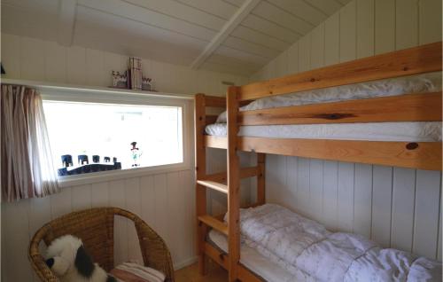 凡岛Tziki的一间卧室设有两张双层床和一扇窗户。