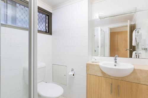 埃尔利海滩Reef Gateway Hotel的一间带水槽、卫生间和镜子的浴室
