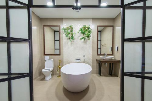 卡拉甘达Terem Inn的带浴缸和卫生间的大型浴室