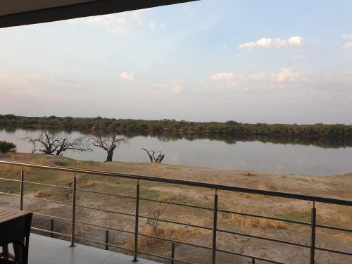 卡萨内Sandpiper Villas Chobe的阳台享有河景