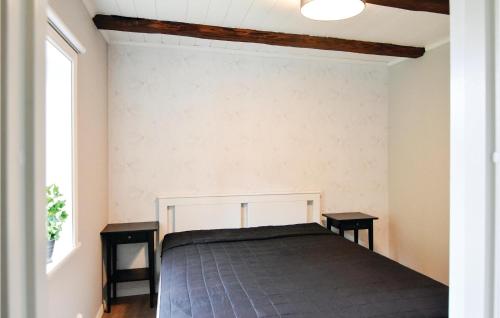 ÄlgaråsLovely Home In lgars With Kitchen的一间卧室配有床和2个床头柜