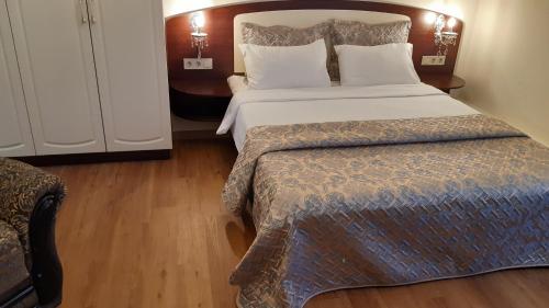 敖德萨Apartment nr. 8的酒店客房带一张大床和一把椅子