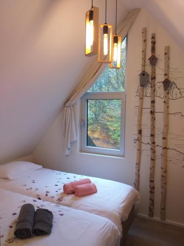 马尔梅迪CHAL'Heureux的一间卧室设有床、窗户和树木
