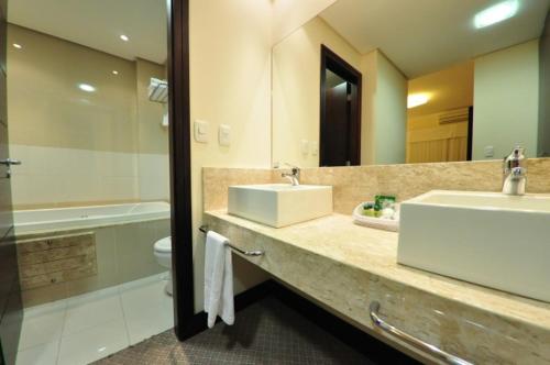 帕苏丰杜威尔格罗别墅酒店的一间带水槽、卫生间和镜子的浴室