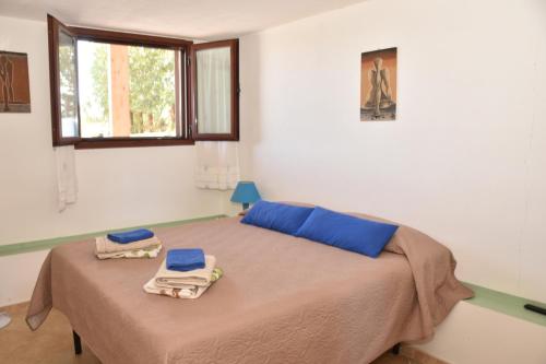 斯廷蒂诺Affittacamere Casa Maica的一间卧室配有一张床,上面有两条毛巾