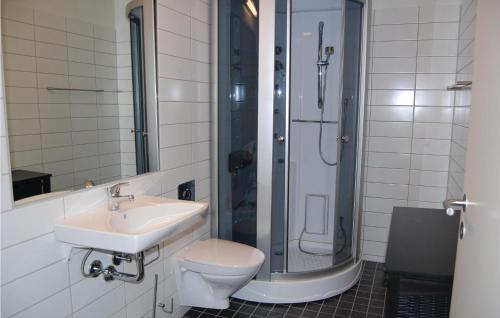 罗莫柯克比Pet Friendly Apartment In Rm With Wifi的浴室配有卫生间、盥洗盆和淋浴。