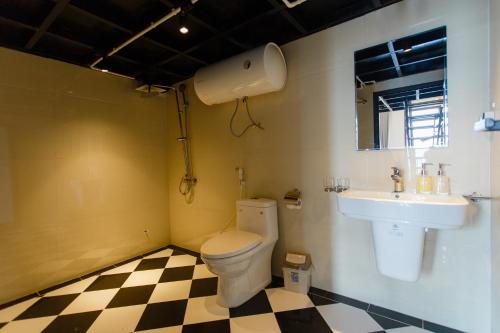 萨帕Mountain View Station的一间带卫生间和水槽的浴室