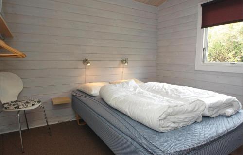 海耶斯艾斯克布伦II度假屋的一间小卧室,配有白色床单