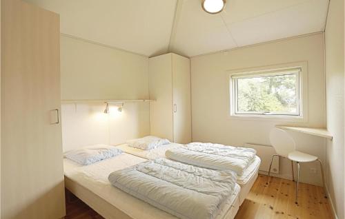 古兹耶姆Mlleparken的小型客房 - 带2张床和窗户