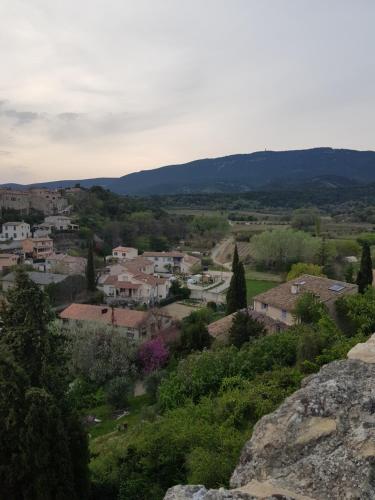 Cabrières-dʼAiguesChambre d'hôte Geiko的从山丘上可欣赏到城镇景色