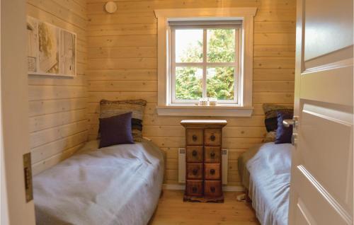 瓦伊比Lovely Home In Vejby With Sauna的带窗户的客房内设有两张单人床。