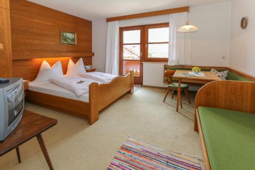 瓦尔赫湖Hagerhof的酒店客房,配有床和电视