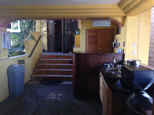 圣地亚哥秘密花园酒店的一个带水槽和楼梯的厨房