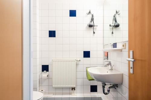 施特雷利茨Basiskulturfabrik Öko-Hotel的一间带水槽和卫生间的浴室