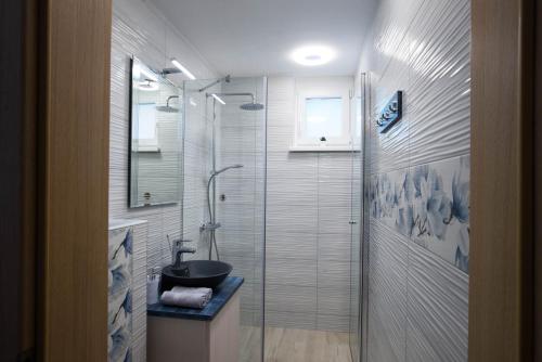 布莱德ALEX BUMBLEBEE的带淋浴、水槽和卫生间的浴室