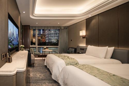 上海上海东方滨江大酒店（上海国际会议中心）的酒店客房设有两张床和电视。