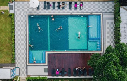 桂河乐园酒店度假村内部或周边泳池景观