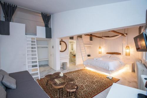 阿拉霍瓦Blue Mountain Guesthouse by Seablue的一间卧室设有一张床和一间客厅。