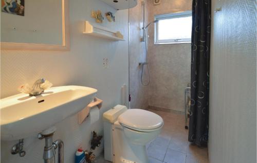 勒兹比Beautiful Home In Rdby With Kitchen的一间带水槽、卫生间和淋浴的浴室