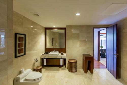乌鲁瓦图巴厘岛大酒店的一间带卫生间和水槽的浴室
