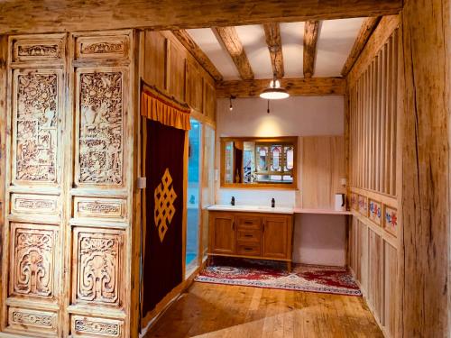 香格里拉香格里拉市香野听雨酒店的一间带水槽和木门的浴室