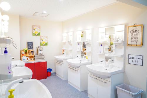 姬路ONE HOSTEL Himeji的浴室设有2个水槽和2个卫生间