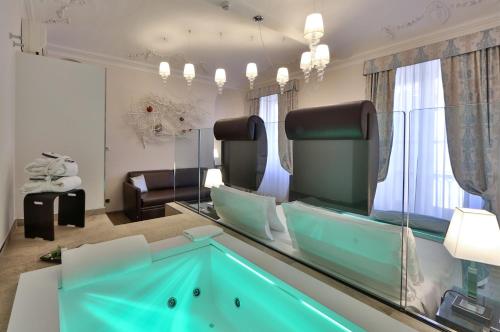 都灵热那亚贝斯特韦斯特PLUS酒店的中间设有1间带浴缸的客厅