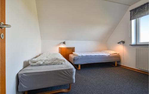 Nørre LyngvigVejlgrd的带窗户的客房内设有两张单人床。