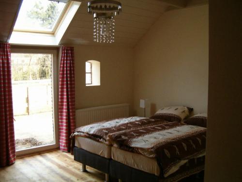 Annen安恩住宿加早餐酒店的一间卧室设有一张床和一个大窗户