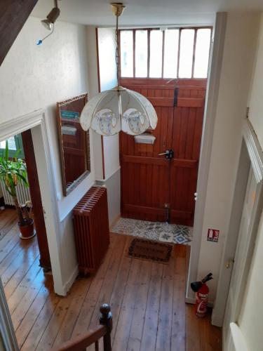 内拉克拉图尔德布拉扎勒姆住宿加早餐旅馆的走廊设有大型木门和吊灯