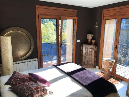 奥尔迪诺Casa Rustica Cabanes的一间卧室设有一张床和一些窗户。
