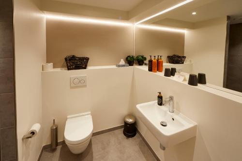 GattenHimmerLand的白色的浴室设有卫生间和水槽。