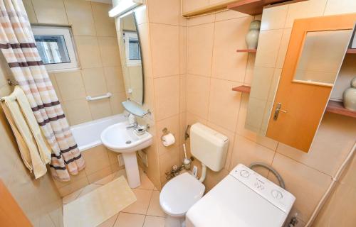 布加勒斯特Victoriei_Majestic的一间带卫生间和水槽的小浴室