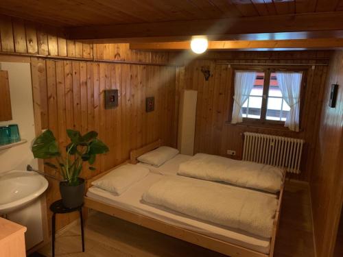 奥贝里德Stollenbacher Hütte auf 1092m的卧室配有木墙内的一张床
