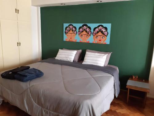 布宜诺斯艾利斯Viva San Martín, Apartamento Luminoso的卧室内的一张床位,卧室设有绿色的墙壁