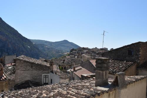 奇维塔Casa Skanderbek的从村庄屋顶上可欣赏到风景