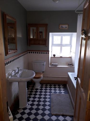 Wellfield Farmhouse的一间浴室