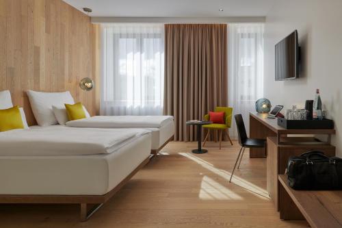 布尔诺Hotel Passage的酒店客房配有两张床和一张书桌