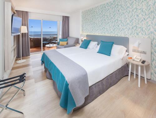 英格兰海滩阿博拉欧陆洛普森酒店的酒店客房设有一张大床,享有海景。