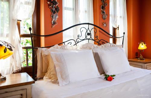 波尔塔里亚Villa Virginaki的床上配有白色枕头和草莓