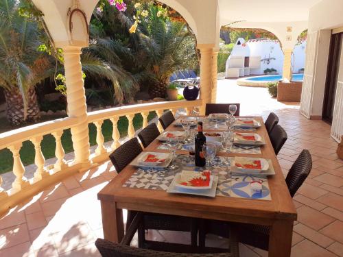拉梅特拉·德·玛尔Casa Del Sol的露台上的餐桌上摆放着食物和葡萄酒