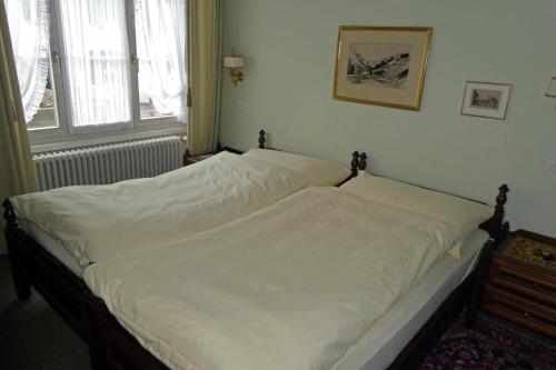布鲁嫩Villa Deck的一间卧室配有一张带白色床单的大床