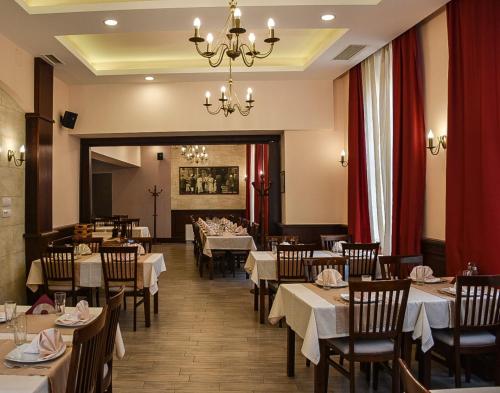 松博尔Stari Slon的一间带桌椅和吊灯的餐厅