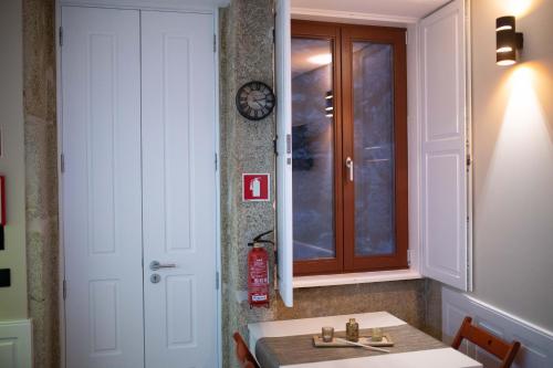 波尔图Oporto Ana's Studio的一间带水槽和镜子的浴室