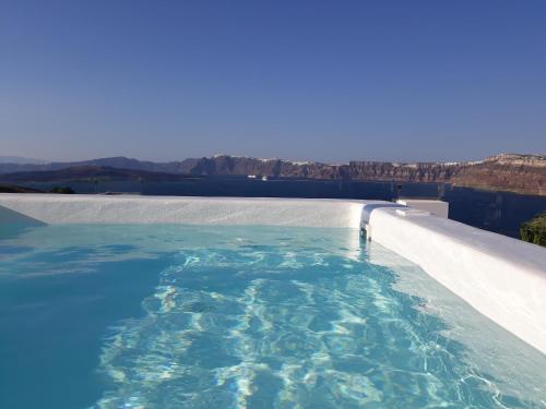 阿克罗蒂里Admiral's House Santorini的享有水景的游泳池