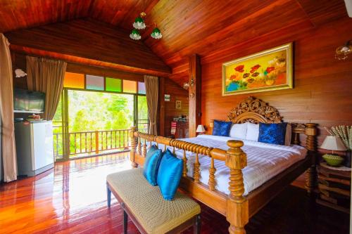 Ban Pa Sang (1)Rommai Villa Chiang Rai的一间卧室设有一张床和一个阳台