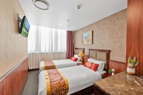 悉尼YEHS Hotel Sydney CBD的酒店客房设有两张床和电视。