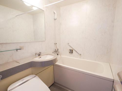 大阪西梅田哈顿酒店的浴室配有盥洗盆、卫生间和浴缸。