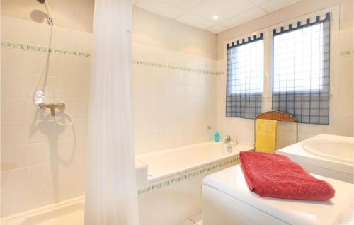 Caromb2 Bedroom Gorgeous Apartment In Caromb的白色的浴室设有浴缸和水槽。