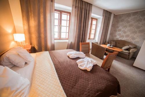 因德日赫城堡波特杉肯旅馆的酒店客房设有床和客厅。